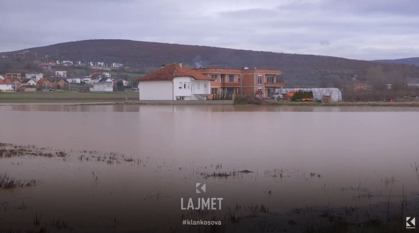 Përmbytjet në Suharekë: Uji “përpin” shtëpi, biznese, vetura e fusha (VIDEO)