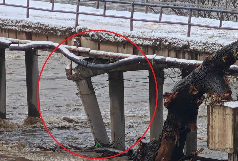 Vërshimet në veri, Policia: Mbyllet një urë, evakuohen katër familje