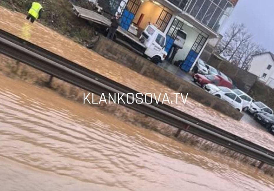 Përmbytje në magjistralen Prishtinë-Pejë, rruga mbushet me ujë