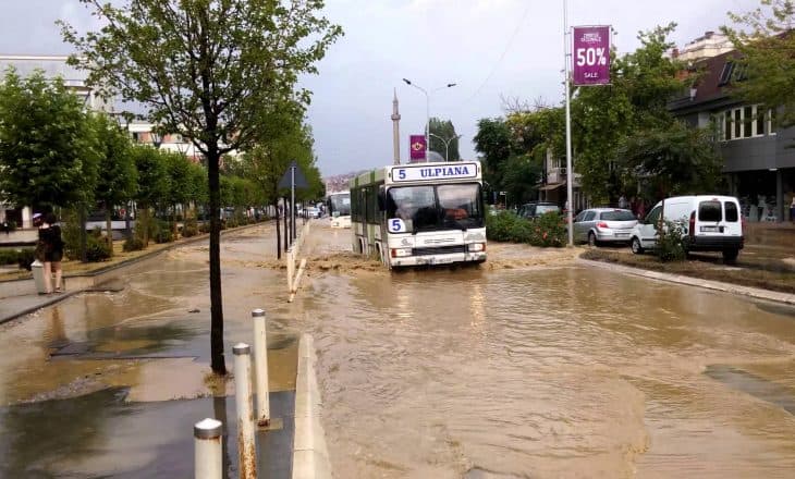 Reshjet e mëdha të shiut, Komuna e Prishtinës: Shmangni zonat e përmbytura