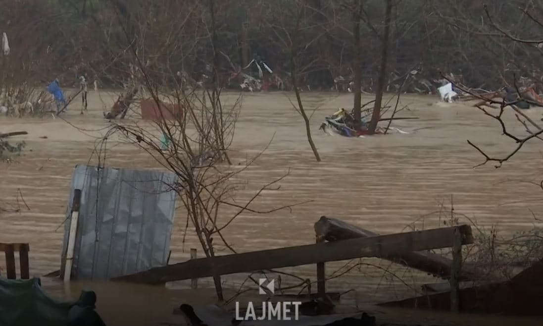 Intervenimi në vërshime: Zjarrfikësit, heronj të Gjakovës (VIDEO)