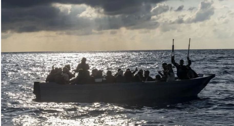 Dhjetëra të zhdukur pasi një anije me 200 emigrantë u fundos në Gambi