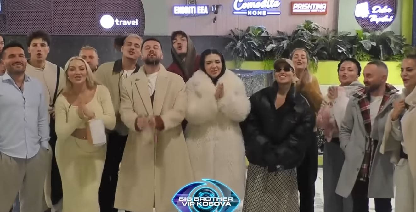 Me buzëqeshje e gëzim, banorët ia urojnë ditëlindjen nipit të Kushtrimit (VIDEO)