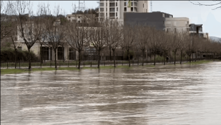 Burgu i Durrësit përmbytet pas reshjeve të dendura