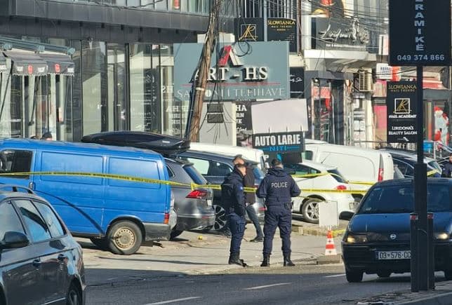 Plagoset me armë zjarri një person në Pejë