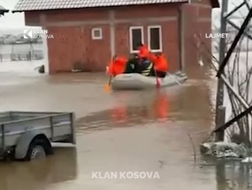 Përmbytjet në Fushë Kosovë, momenti kur disa banorë evakuohen (VIDEO)