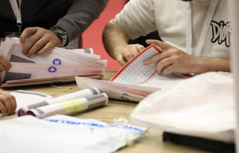 Numërohen mbi 30% e votave me postë, kështu renditen partitë politike