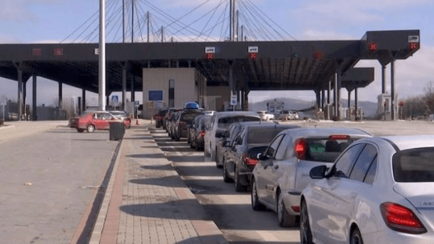 Kolona të gjata në pikat kufitare, pritjet deri në 1 orë e gjysmë për dalje nga Kosova