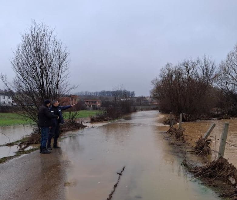 Në disa akse rrugore në Malishevë, raportohet për vështirësi në qarkullim shkaku i reshjeve