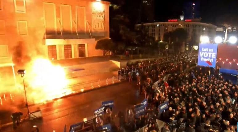 Molotovë dhe fishekzjarrë drejt Kryeministrisë, protesta e opozitës zhvendoset në Kuvend