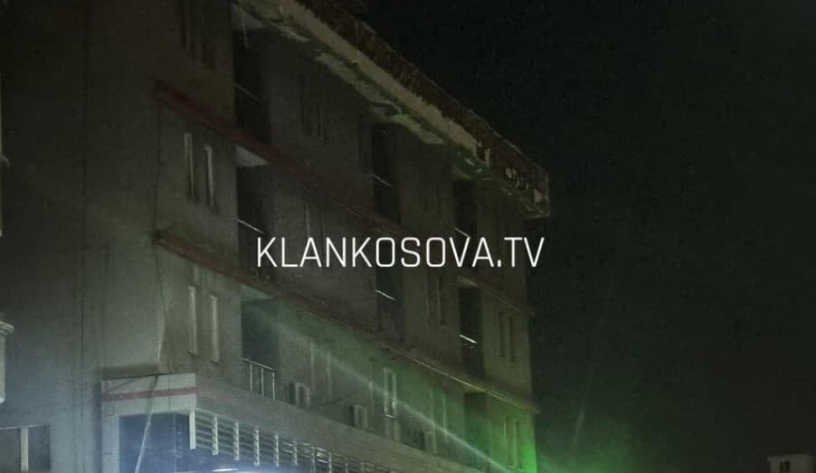 E rrezikshme: Bie fasada e një ndërtese në Fushë Kosovë