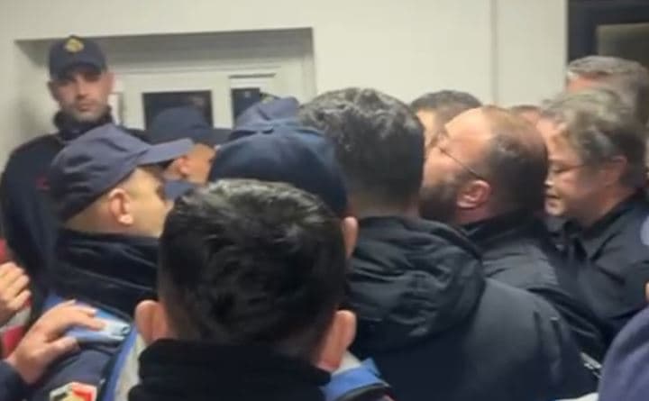 Vazhdojnë tensionet: Deputetët e PD-së përplasen me policinë në stacion (VIDEO)