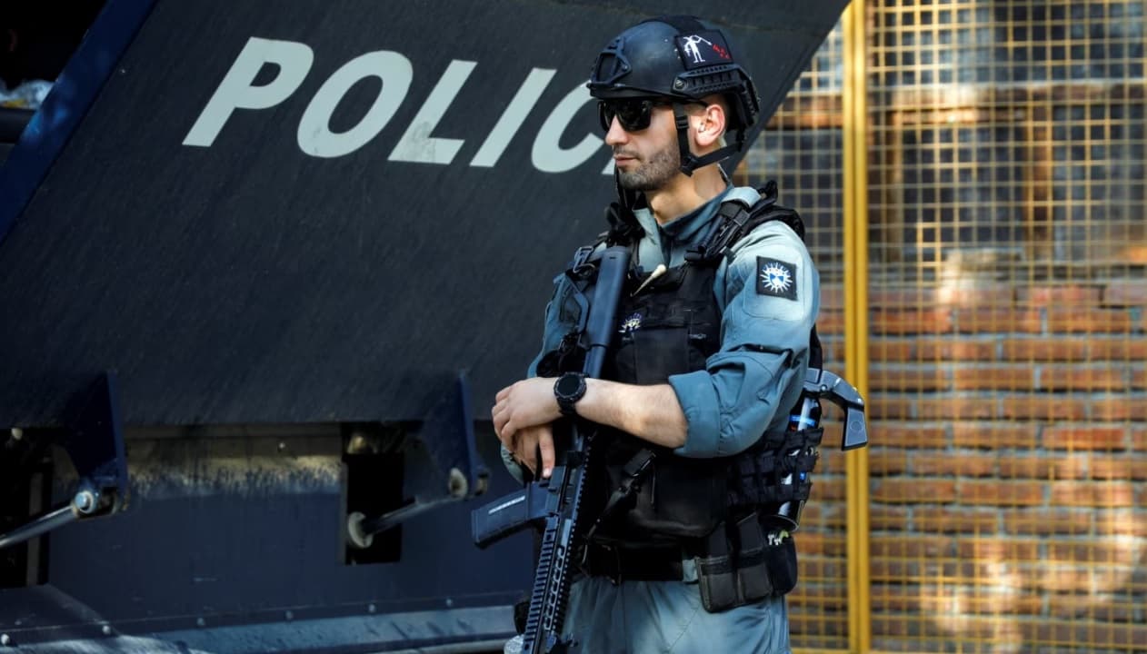 Policia në Leposaviq gjen uniformë me simbole të Serbisë, municion e çanta ushtarake
