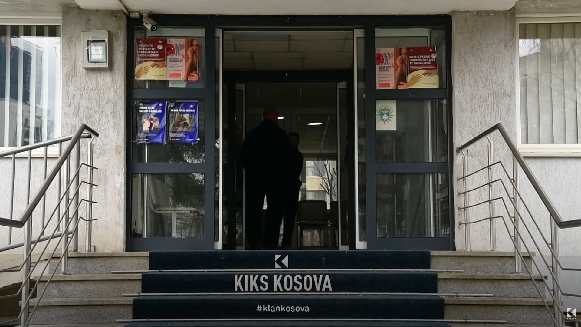 Policia i dorëzon ‘ninxhat’ e Fushë-Kosovës te prindërit, ata sërish në rrugë (VIDEO)