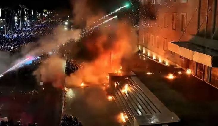 11 policë të lënduar, 23 arrestime pas protestës së PD-së në Tiranë (VIDEO)