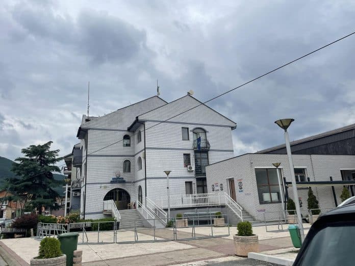 Mbahet sot seanca e Kuvendit të Zubin Potokut, në rend dite largimi nga Asociacioni i Komunave (VIDEO)
