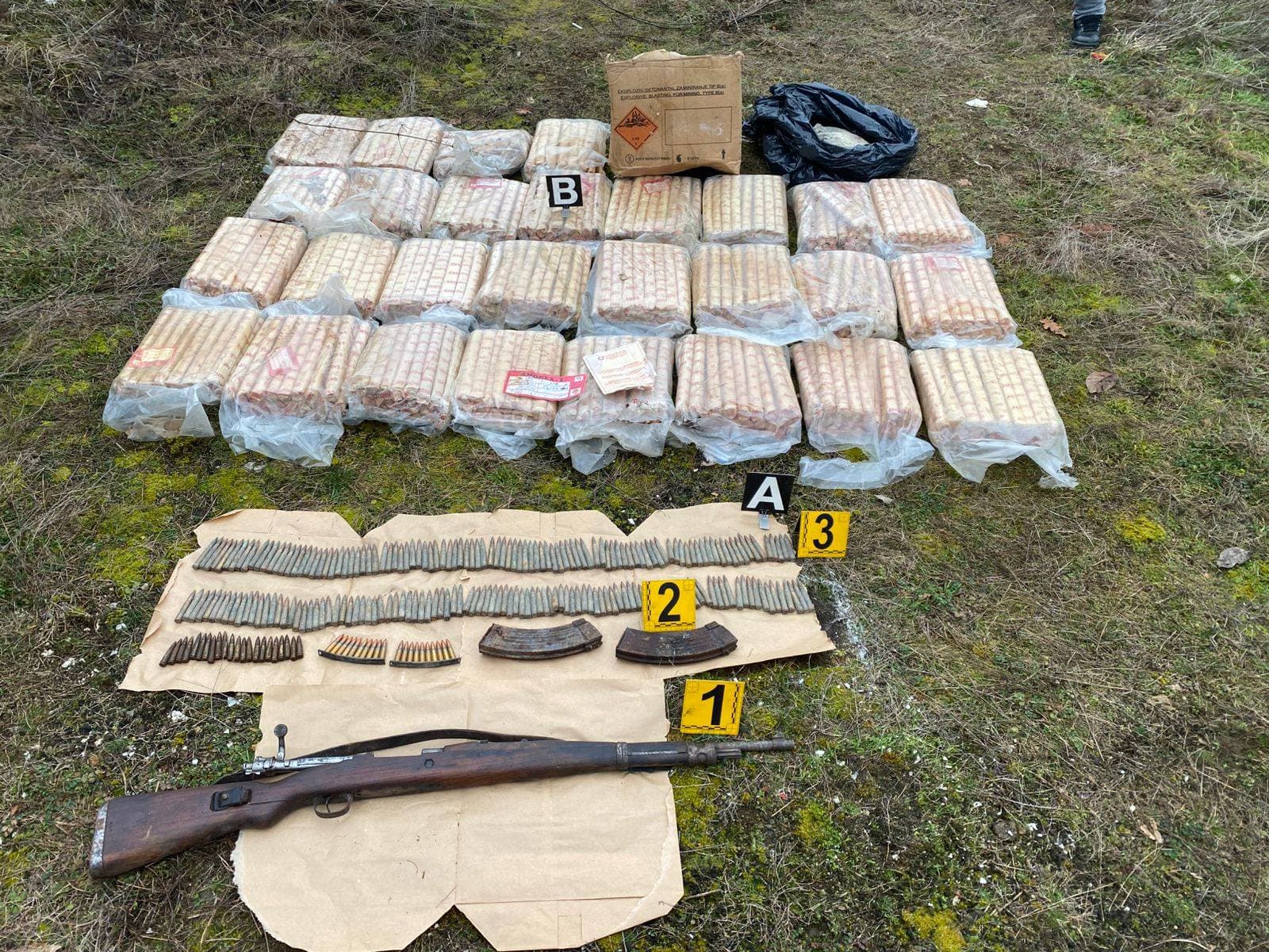 Policia gjen armë, municion dhe eksploziv në një shtëpi të braktisur në Zubin Potok