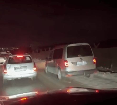 Shoferët kosovarë rrezikojnë me tejkalime jashtë shiritit të qarkullimit në rrugët me borë e ngrica (VIDEO)