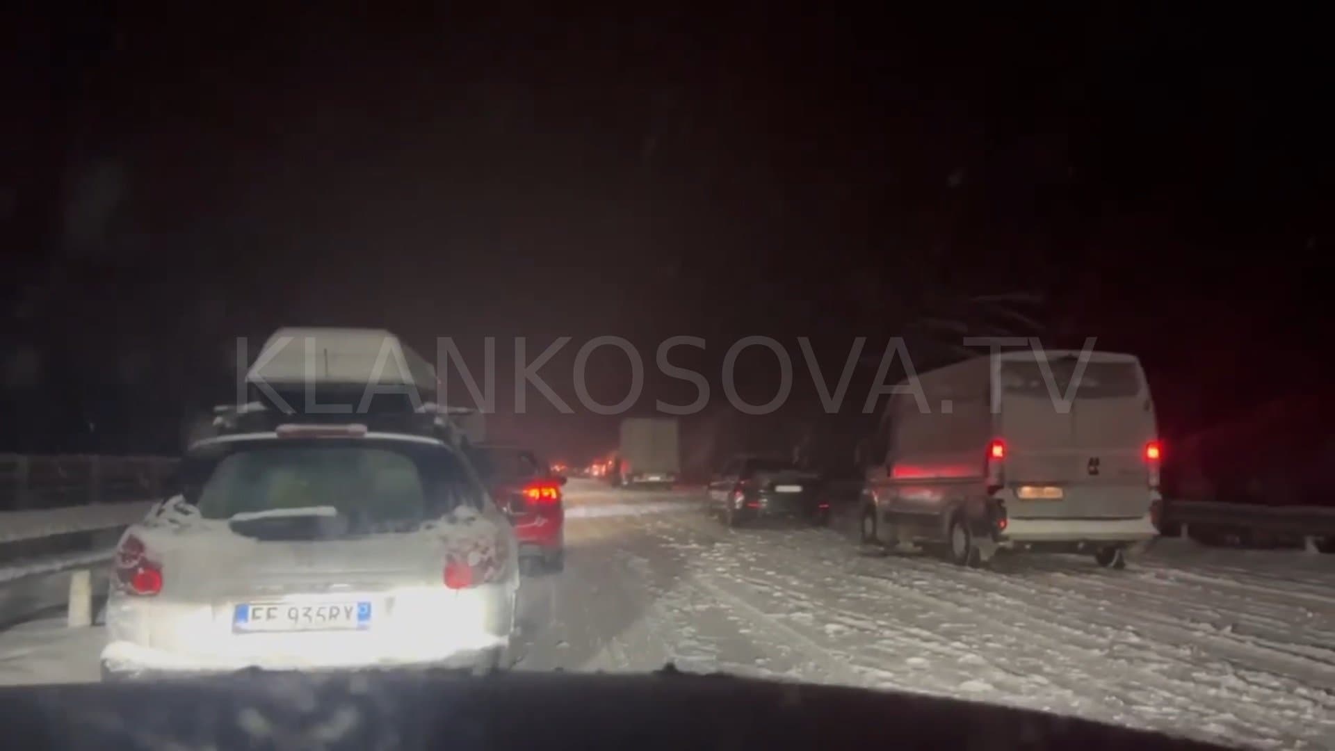Mërgimtarët ngecin nëpër Kroaci e Slloveni, shkak reshjet e mëdha të borës (VIDEO)
