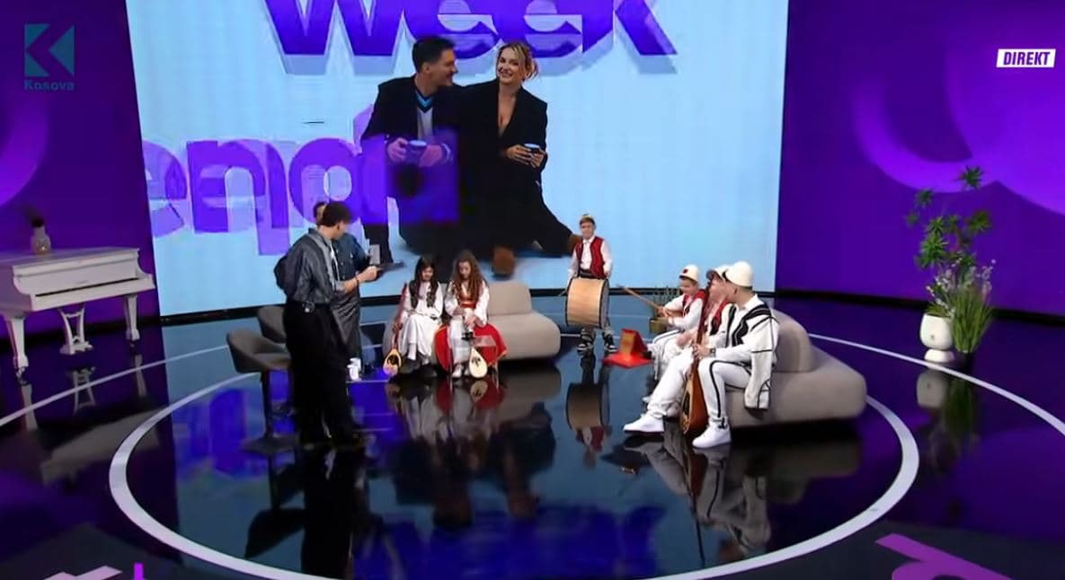 “Ti e din kush o këtu” - Tupangjiu i vogël e kall atmosferën në Weekend (VIDEO)