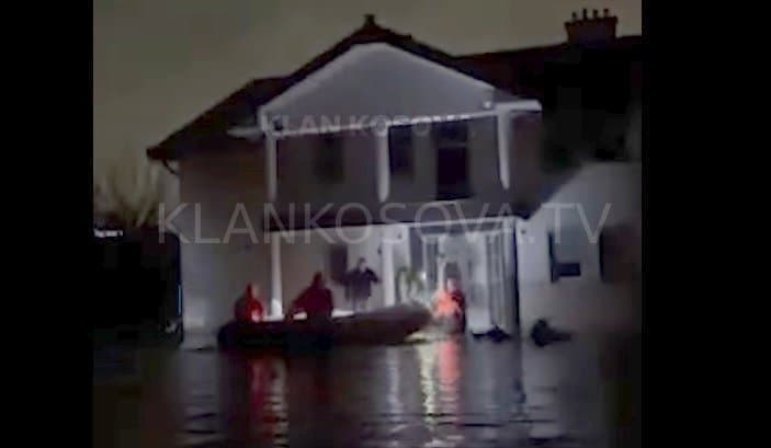 Vërshimet në Gjakovë, zjarrfikësit evakuojnë me varkë tre banorë (VIDEO)