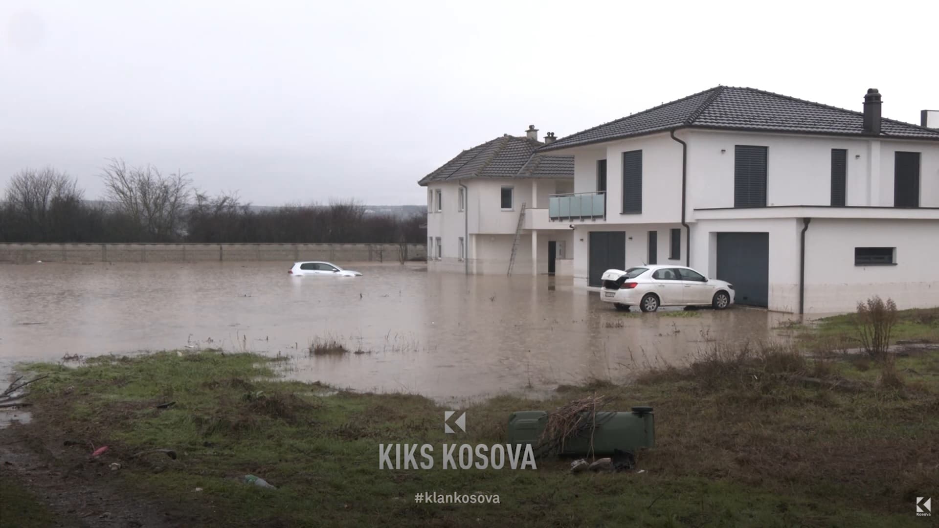 Vërshimet në Rahovec: Dy familje mbesin të ngujuara për 7 orë në Çifllak (VIDEO)