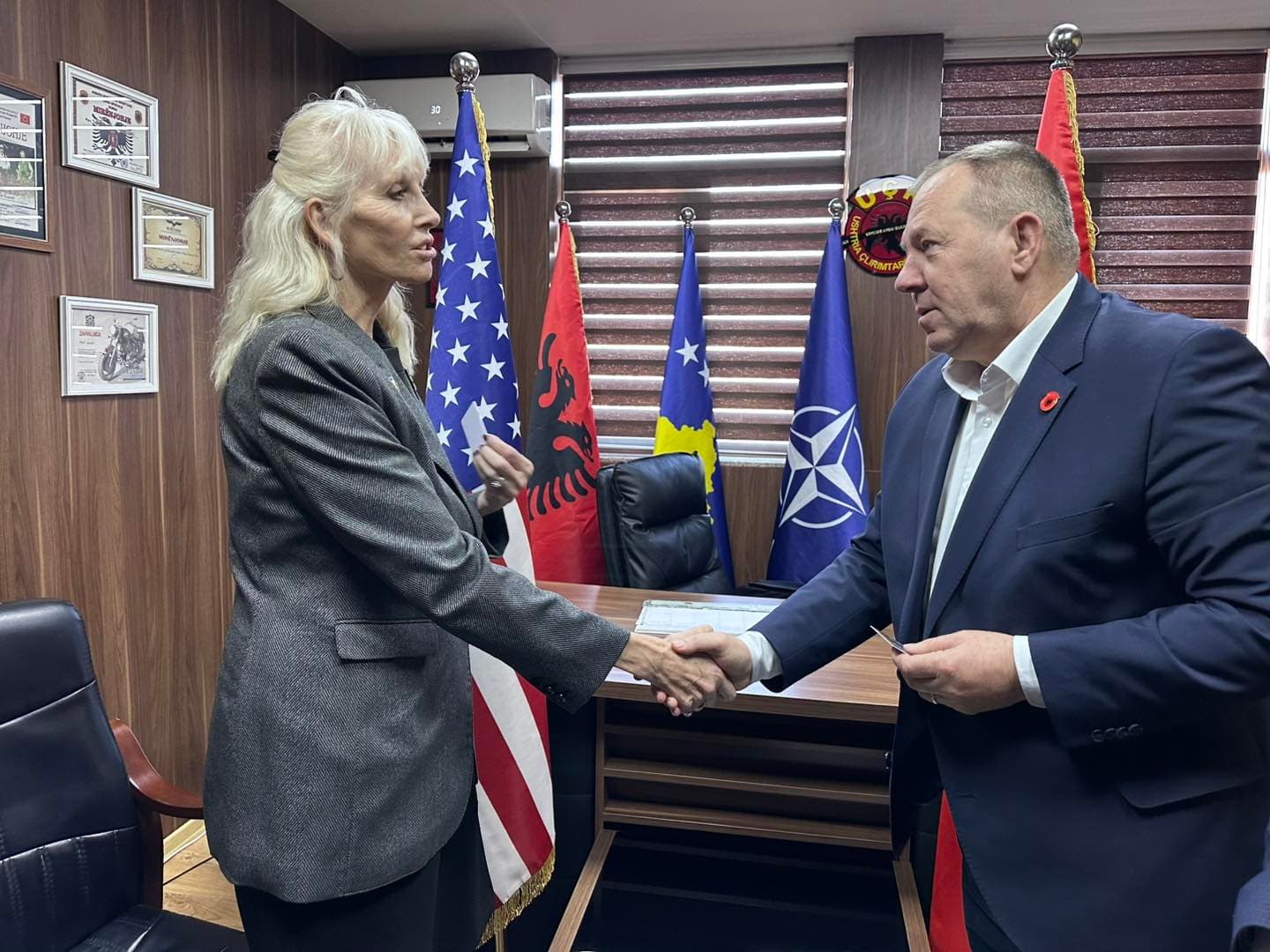 Kryeveteranja amerikane vjen në Kosovë - viziton OVL-UÇK-në