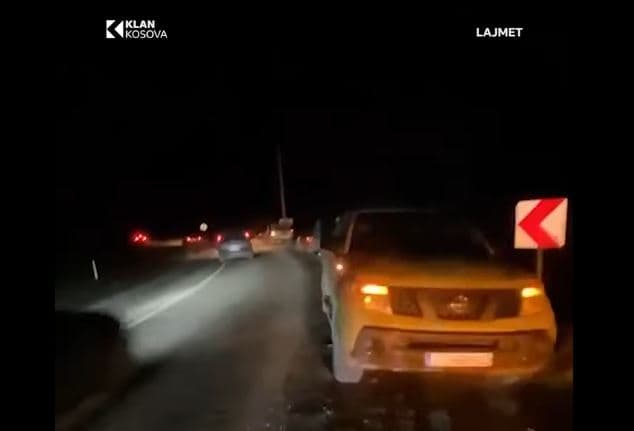 7 vetura dëmtohen rëndë - Shkak gropa në Dobërçan (VIDEO)