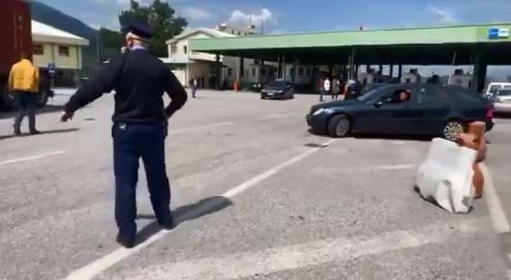 Arrestohet në Vërmicë shtetasi i Maqedonisë së Veriut, futi 5 euro në dokumente