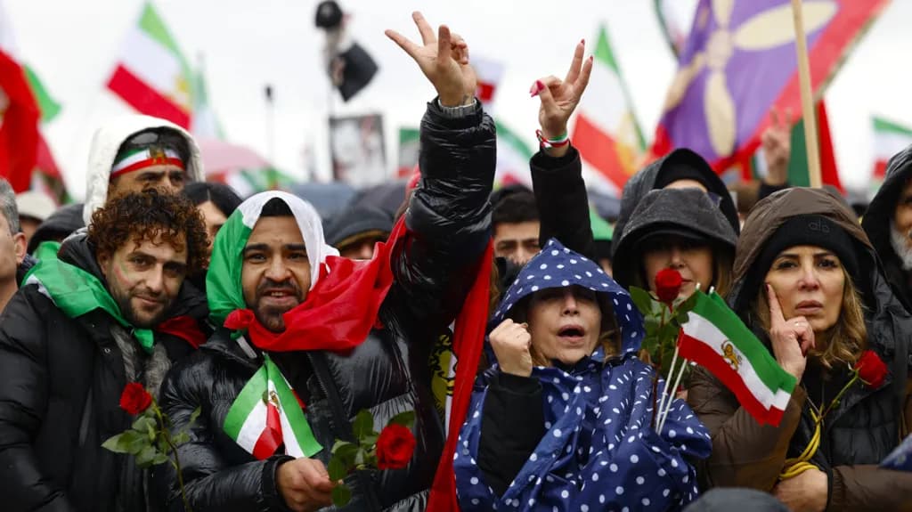 Qindra mijëra njerëz i bashkohen protestave kundër qeverisë në Iran