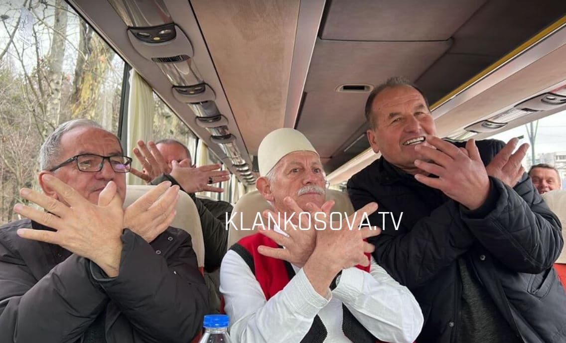I veshur me veshje kombëtare e plis, 70-vjeçari çon mesazh: Liri për çlirimtarët