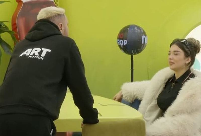 Alba zë karrigen me këmbë, nuk e lë Labin të ulet (VIDEO)