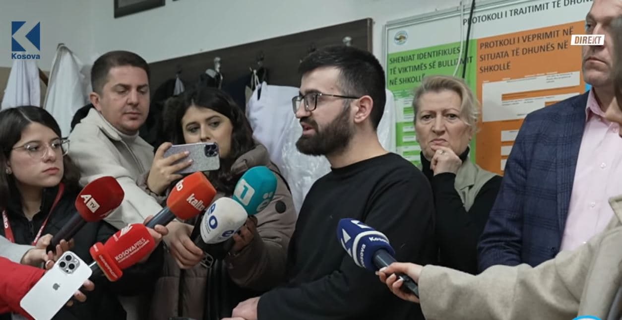 Greva dyorëshe: Kërkohet mbrojtje e mësimdhënësve dhe garantim i rendit në shkolla (VIDEO)