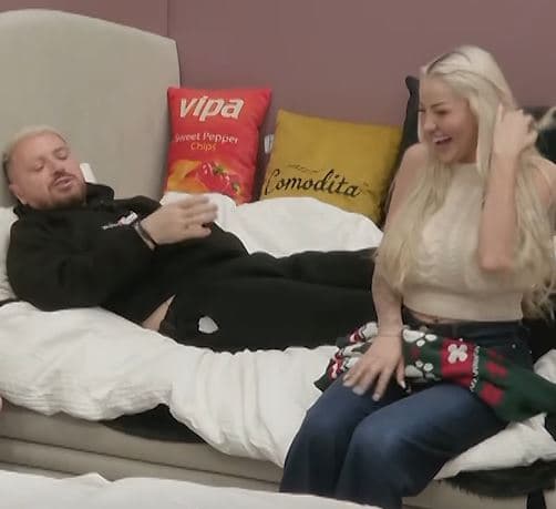 Benita i ulet në shtrat Labit, ai “skuqet” (VIDEO)