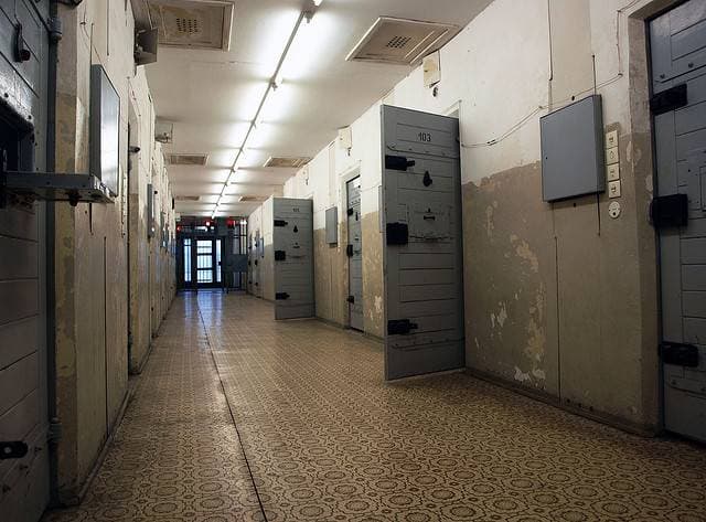 Ky është gardiani që tentoi të fusë drogë në burgun e Dubravës