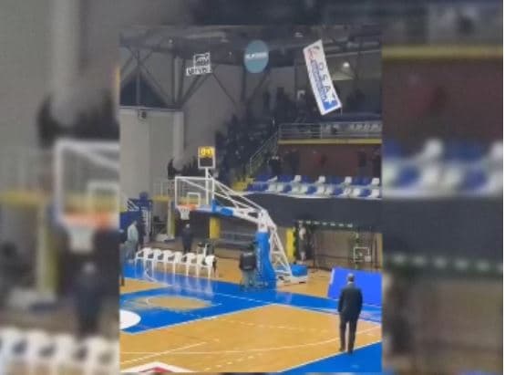 Tifozët gjuhen me ulëse, tensione në ndeshjen Rahoveci - Vëllaznimi (VIDEO)