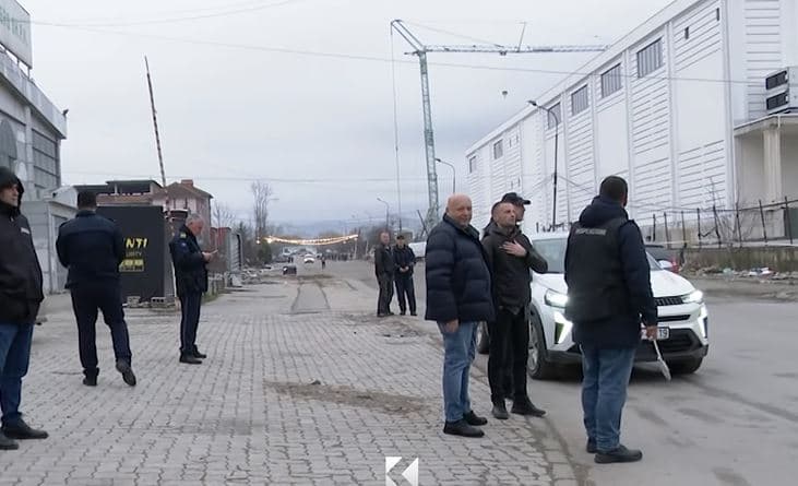 Tregu në Prishtinë: Vetura në rrugë e “kasaphanë” pulash, ndërhyn komuna (VIDEO)