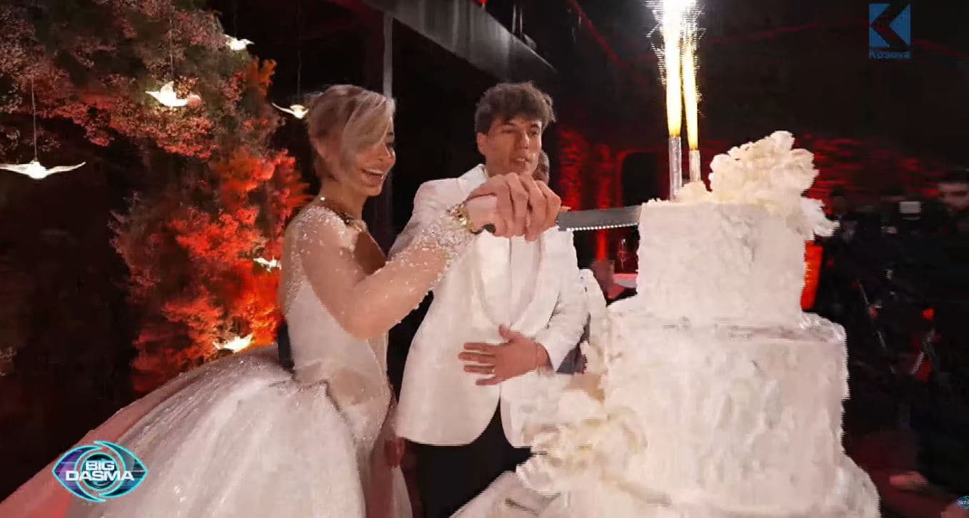 Prehet torta në dasmën e Klodit dhe Elijonës (VIDEO)