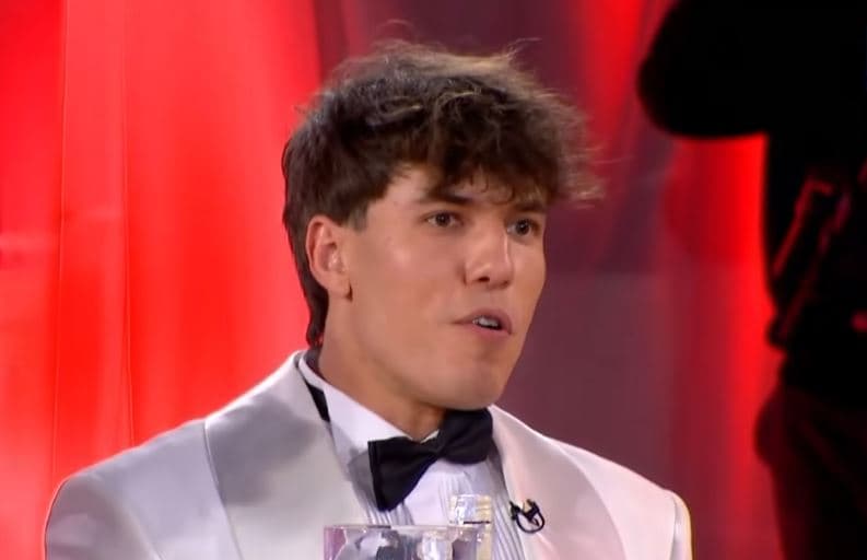Klodi: Puthja në ballë më intime se ajo në buzë (VIDEO)