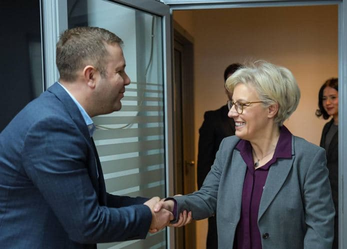 “Askush nuk guxon të jetë mbi ligjin”, thotë Gërvalla pasi merr postin e ministres së Drejtësisë