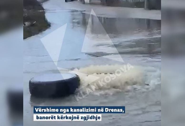 "Shpërthen” kanalizimi në një rrugë në Drenas (VIDEO)