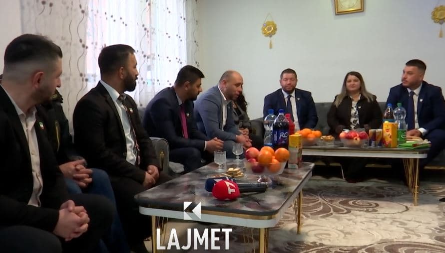 Ashkalinjtë festojnë “Ditën e  flamurit” në heshtje, shkak procesi në Hagë (VIDEO)