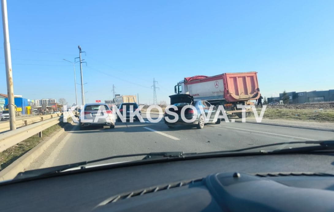 Aksident trafiku mes dy veturave në hyrje të Prishtinës