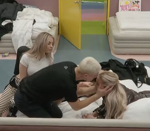 Prova si puthet nusja: Londrimi “mëson” Klodin dhe Elijonën (VIDEO)