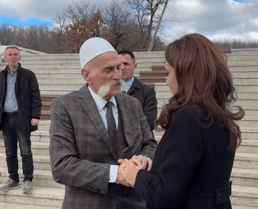 Spiropali e emocionuar, pritet nga Baca Rifat në kullën e Jasharëve (VIDEO)