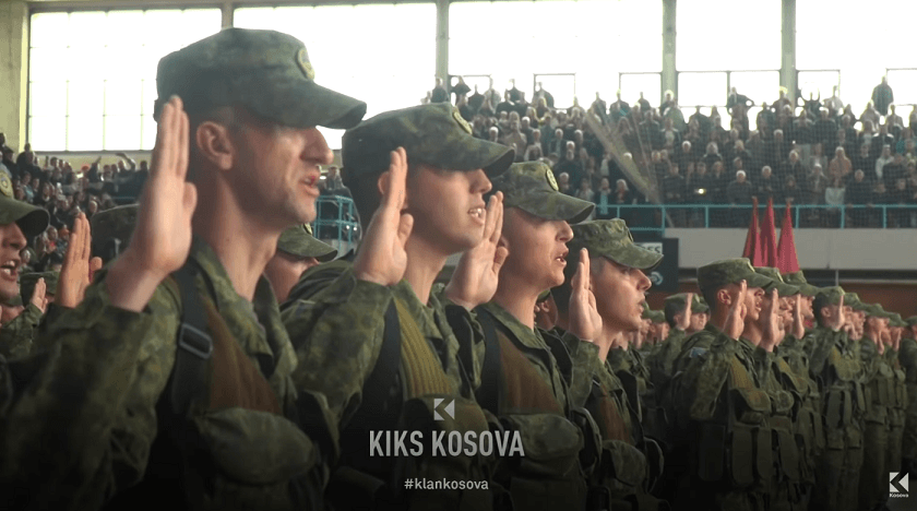 Ushtria padit shtetin: Qindra ushtarakë i kthehen kundër Ministrisë së Mbrojtjes, kërkojnë shtesa e tyre (VIDEO)