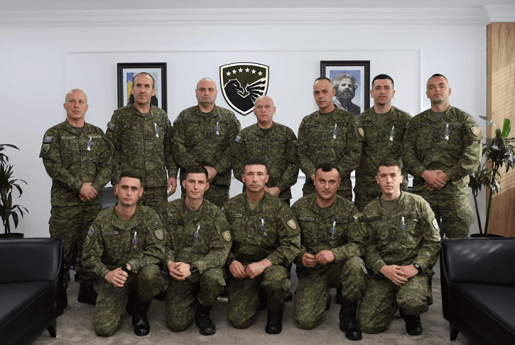 Dekorohen me medalje ushtarët e FSK-së për pjesëmarrjen në operacionin e kërkim-shpëtimit në Shqipëri