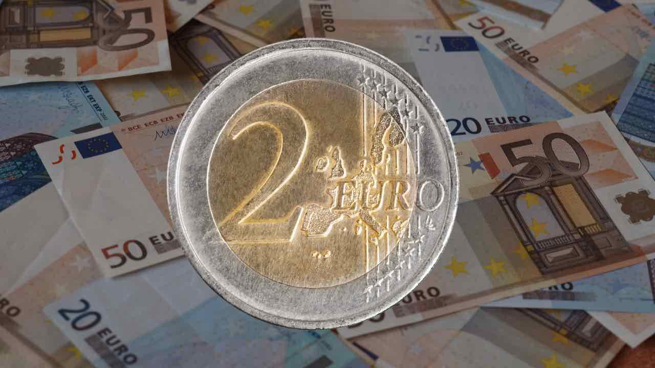 Deponohen mbi 1000 euro të falsifikuara në dy banka të vendit