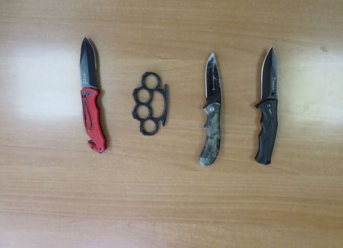 Aksion policor në shkollat e Vushtrrisë, sekuestrohen thika e boks i hekurt