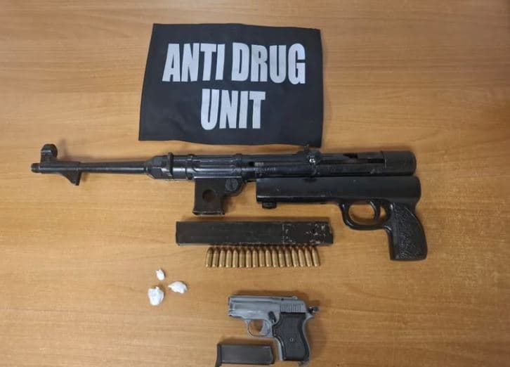 Aksion i antidrogës në Mitrovicë, ndalohet një person – i sekuestrohen armë e kokainë